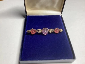 Broche/alfiler barra tono dorado 1928 Co. rosas rosa lavanda circonita cúbica transparente vintage envío gratuito - Imagen 1 de 4