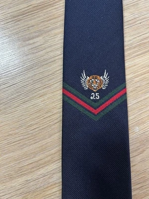 Corbata Gucci Azul Marino Seda Tigre Bordada Rayas Usada Foto 1 de 4