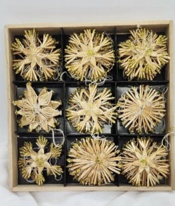 Strohschmuck mit Goldglitzer von Lillian Vernon - ca. 45 Teile - Holzbox - Bild 1 von 4