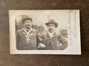 1905 Deutsche Veteranen Bruder RPPC Postkarte Zwei Männer in Uniform Medaillen Berlin PM - Bild 1 von 2
