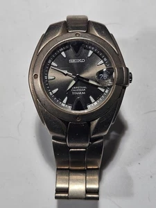 Reloj Vintage Seiko Kinetic Calendario Perpetuo Titanio 5M62-0A49 No Funciona - Imagen 1 de 15