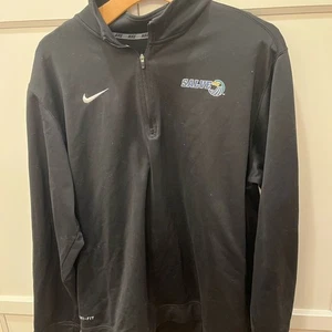 Top Salve Regina Grande Nike Negro Dri-FIT Cuarto Cremallera - Imagen 1 de 4