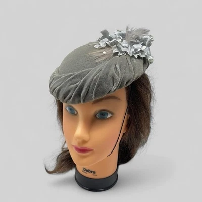 De Colección Art Deco Pastillero Cóctel Sombrero Gris Floral Sombrerería 1940’s 50’s Mujer’s Usado en Excelente Condición Foto 1 de 4