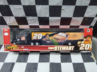 Camión/transportador Winner's Circle Tony Stewart #20 2009 1:64 Home Depot Camry Foto 1 de 3
