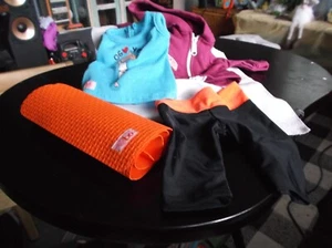 Lote de ropa/estera de yoga para muñecas Battat OG - Imagen 1 de 7