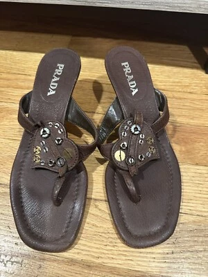 Sandalias Prada Vintage Cuero Marrón Antiguo Tanga Corazón Tacón Gatito Talla 35 Foto 1 de 4