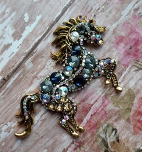 Broche magnético para caballo. Cristal topacio, azul oscuro y grafito tono dorado - Imagen 1 de 5