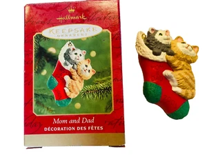 Hallmark Andenken ORNAMENT ~ 2001 ~ "Mama und Papa" ~ 2 Katzen mit Weihnachtsstrumpf - Bild 1 von 2