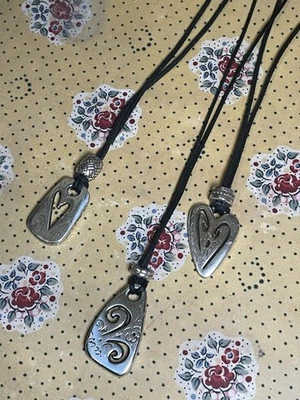 "Collar Brighton Brasileño Cordón Negro Triple Hila Plata Dijes Corazón 18"" Ajustable" Foto 1 de 4