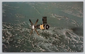 Postal de la Estación Espacial Skylab en órbita terrestre NASA c1973 - Imagen 1 de 2