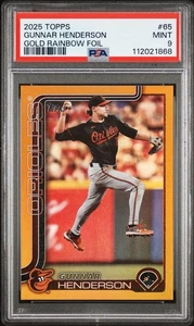 2025 Topps Serie 1 - Gunnar Henderson #65 Gold Rainbow Foil 29/50 PSA 9 - Foto 1 di 2