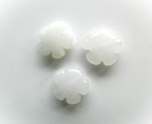 Jade, White Flattened Smooth Flowers, 15mm x 5mm Approx, Bag Of 3 Beads - Bild 1 von 1