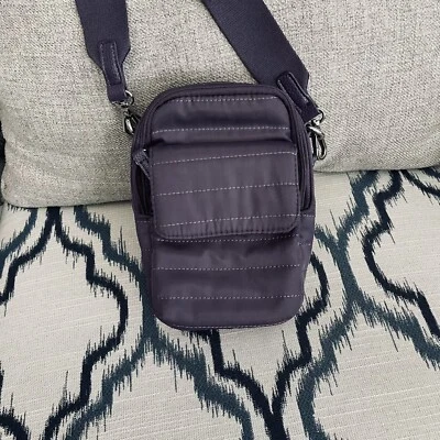 Mini bolso bandolera acolchado de nailon púrpura Cultivate Kindness Foto 1 de 4