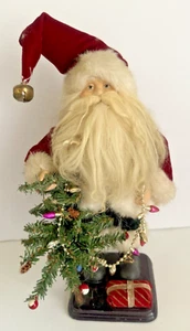 SANTA CLAUSE STATUE DECORATING A CHRISTMAS TREE IN A RED & GREEN VELVET SUIT 12" - Picture 1 of 9