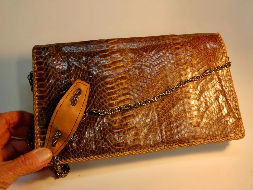 Cartera de piel de serpiente vintage para damas, 12 x 7, correa de metal, tres divisiones, exc. Estado Foto 1 de 4