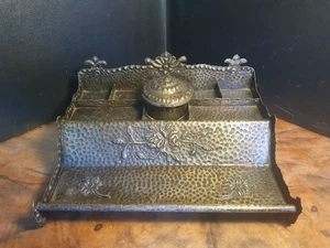 Antikes Schreibtisch-Tablett aus gehämmertem Metall mit originalem Glas-Tintenfa - Bild 1 von 24