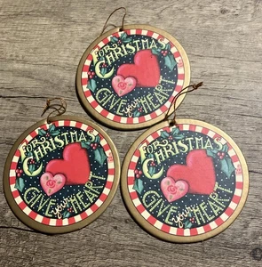 3 adornos redondos Mary Engelbreit para Navidad regala tu corazón - Imagen 1 de 2