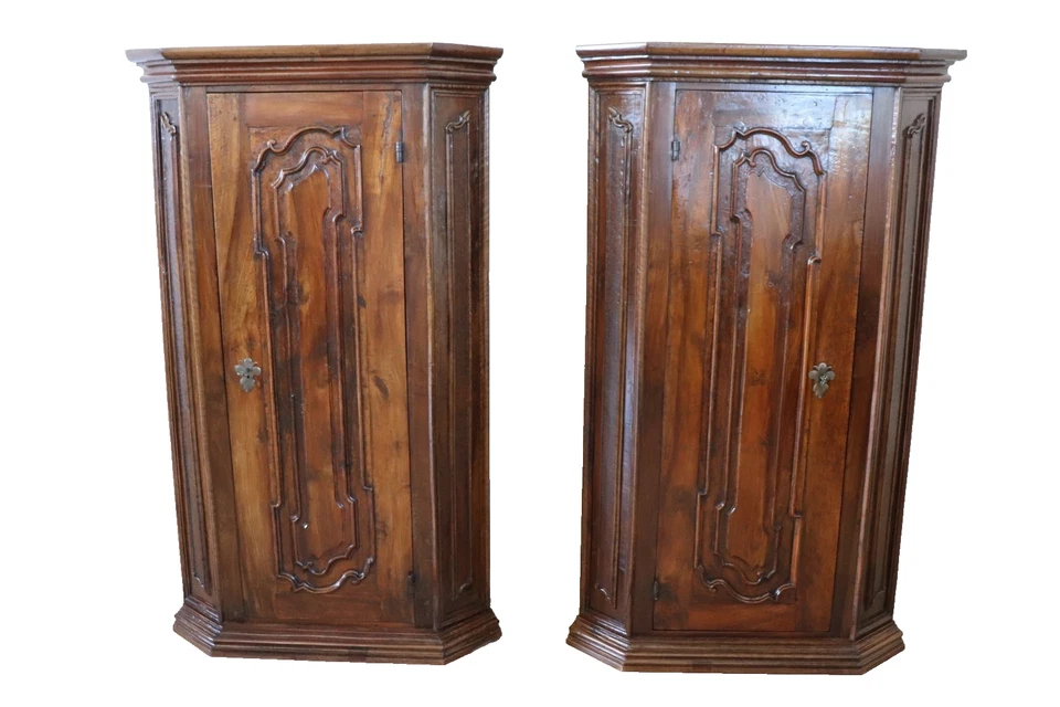 Par de armarios esquineros antiguos italianos del siglo XVII Luis XIV RESTAURADOS Foto 1 de 4