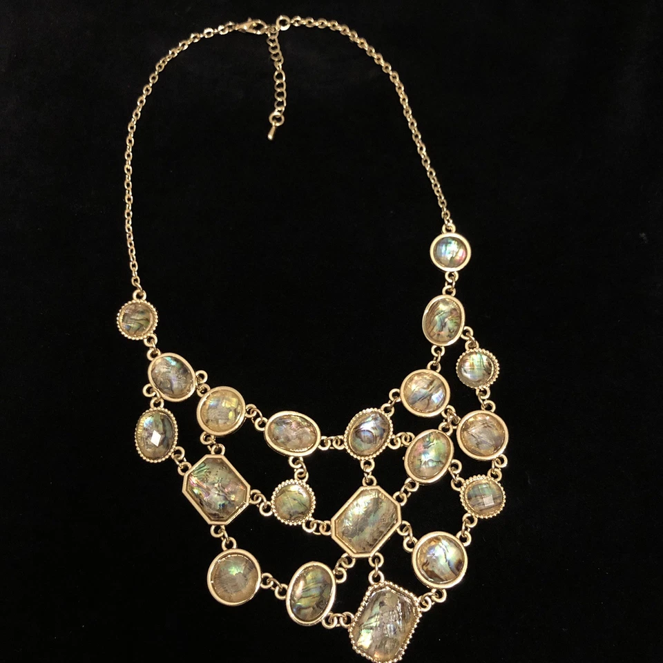 Collar llamativo de madreperla imitación tono dorado e iridiscente Foto 1 de 4