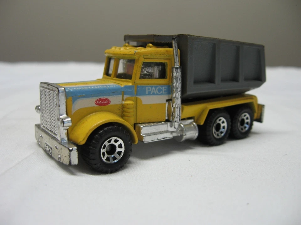 Camión de volteo Matchbox 1981 1:80 Peterbilt Yellow Pace construcción - Macao Foto 1 de 4