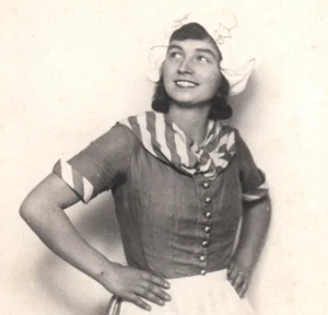 Bellissima bella ragazza sorridente in costume foto reale cartolina RPPC - Foto 1 di 3