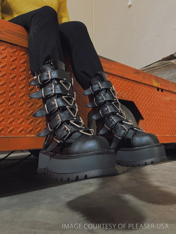 Botas de combate punk con plataforma de charol negro con cordones para mujer de media pantorrilla Slacker Demonia Foto 1 de 1