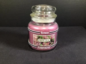 YANKEE CANDLE BLACK BANDS FRESH LILAC HOUSEWARMER ORIGINAL 14.5 oz NUEVO - Imagen 1 de 3
