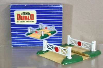 HORNBY DUBLO D1 LEVEL CROSSING SET BOXED of - Image 1 of 4