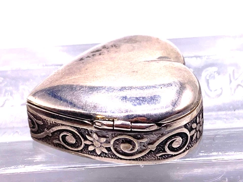 Vintage sterling silver pill box trinket box green fabric lined heart shaped Cover