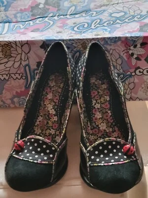 UK3 ELECCIÓN IRREGULAR Cuero Gamuza Ladybird Lunares 3" Tacones Zapatos de Fiesta OFERTA  Foto 1 de 4