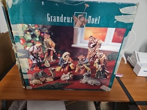 Vintage Grandeur Noel handbemalte Porzellan Krippe 9-teilig  - Bild 1 von 5
