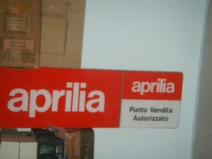APRILIA INSEGNA MONOFACCIALE LUMINOSA ORIGINALE PUNTO VENDITA AUTORIZZATO NUOVA - Foto 1 di 4