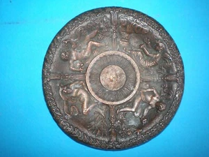 Piatto rinascimentale in rame con figure e ornamenti del XVIII e XIX secolo - Raro! - Foto 1 di 12