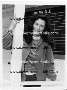 Original CBS Press Photo for "A Country Christmas" 1978 featuring Loretta Lynn - Picture 1 of 2