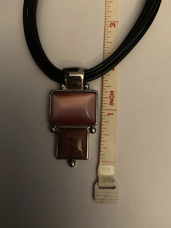 Colgante de vidrio rosa “romano” en cordón de cuero multihilo de 16”. Foto 1 de 3