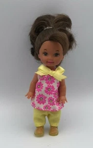 Mattel MUÑECA KELLY Cabello Marrón y Ojos Caminante Perilla Rosa y Amarillo Conjunto 1994 - Imagen 1 de 4
