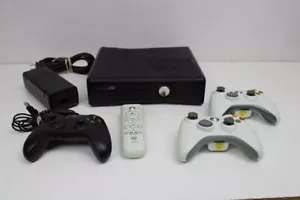 Console sottile Microsoft Xbox 360 S modello 1439 console nero opaco controller 4 GB - Foto 1 di 12