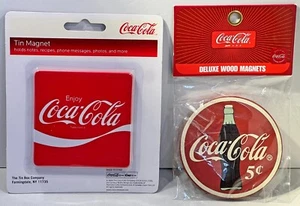 2 Calamite Frigorifero COCA-COLA Latta 3" Quadrate + Legno 3,25" Tondo Logo Coca Cola NUOVI - Foto 1 di 5
