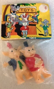 Set Dime Store Giocattolo Plastica 3 Porcellini Meno Uno Hong Kong anni '60 NOS Nuovo - Foto 1 di 3