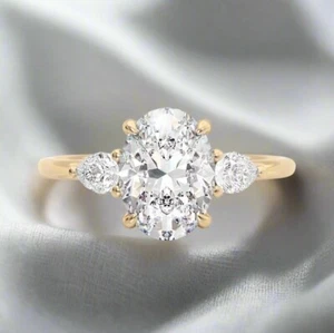 Anillo de compromiso ovalado de tres piedras de moissanita de 1,5 quilates, oro amarillo de 14 k - Imagen 1 de 3