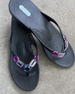 Oka•B schwarze Flipflops mit Absatz und Schmucksteinen - Bild 1 von 6