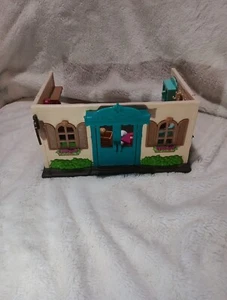 Calico Critters Lil Woodzeez Woodside Berufsklinik mit Zubehör - Bild 1 von 5