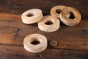 Juego de 5 anillos de madera donas aro de rosquilla 7 cm hecho a mano material artesanal bucle en blanco - Imagen 1 de 4