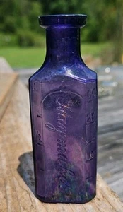 Vintage bestrahlte lila Glas Medizin Flasche Heumacher 3 1/2" T × 1" W - Bild 1 von 8
