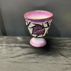 Vintage lila Keramik Sockel Vase Kelch mit erhabenem Blatt Design - Bild 1 von 4