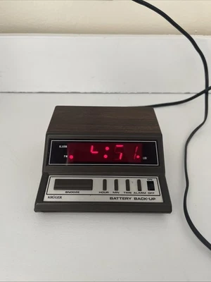 Reloj despertador eléctrico LED Kruger con batería de respaldo iluminar cara Foto 1 de 4