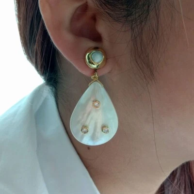 Aretes enchapados en oro pavé circonita cúbica de perlas cultivadas blancas con cáscara blanca Foto 1 de 4