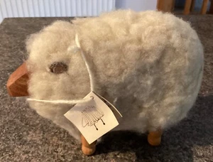 UNUSUAL FALKLAND ISLAND SHEEP - MADE FROM 100% HAND-CARDED SHEEP’S WOOL - Picture 1 of 4
