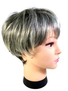 Peluca corta gris plateada en capas con flequillo cabello sintético tamaño promedio NUEVA G22 - Imagen 1 de 11