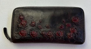 Bolso sin asas APHISONUK de cuero con cremallera alrededor de cuero de vaca rosas rojas en relieve - Imagen 1 de 18